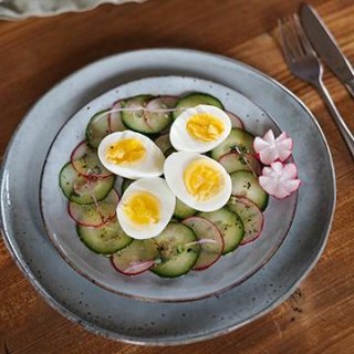 Gekochte Eier auf Gurken-Carpaccio