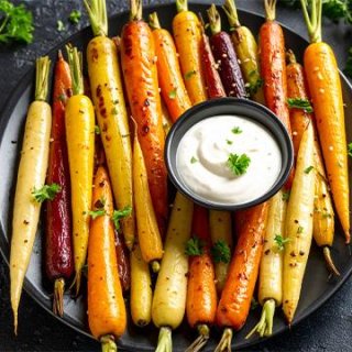 Bunte Möhren mit veganem Joghurt-Dip