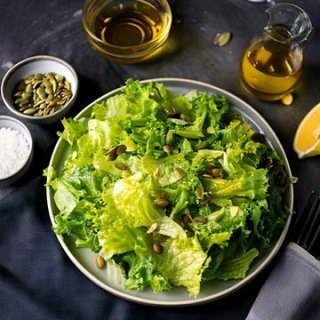 Bataviasalat mit Kürbiskernen