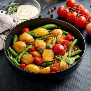 Bohnenpfanne mit Ofenkartoffeln