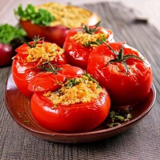 Fleischtomaten mit Couscous-Füllung
