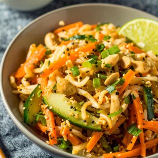 Kalte Reis-Nudeln mit Erdnuss-Sesam-Soße