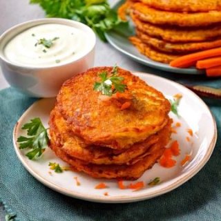 Möhrenpuffer mit Joghurt Dip