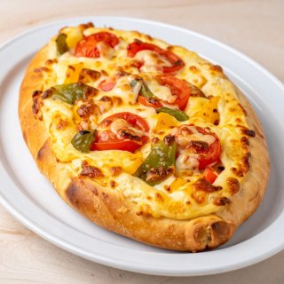 Pinsa mit Paprika und Tomaten