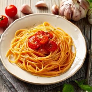 Spaghetti mit Knoblauch und Tomaten