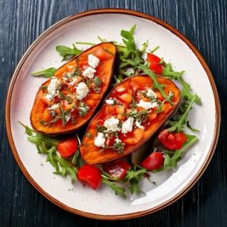 Süßkartoffel mit Rucola, Tomate & Feta