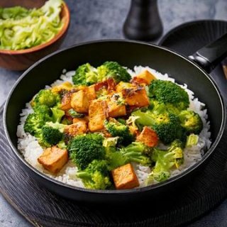 Tofu-Brokkoli Pfanne mit Reis