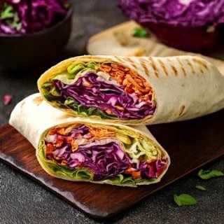 Wraps mit rotem Spitzkohl
