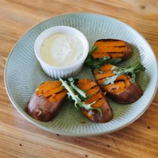Gegrillte Süßkartoffel mit Minz-Dip