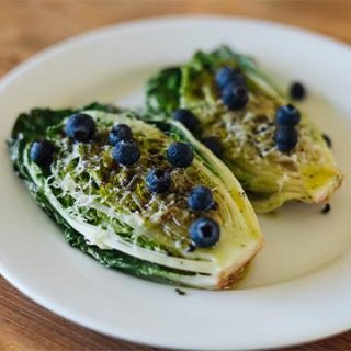 Gegrillter Romanasalat