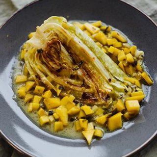 Geschmorter Spitzkohl mit Mango-Kokossauce