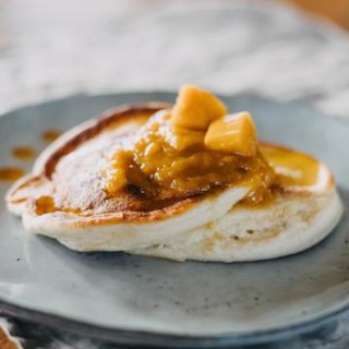 Japanische Pfannkuchen mit Mango-Kompott