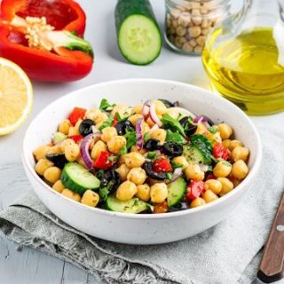 Mediterraner Kicherebsen Salat mit Oliven & Paprik