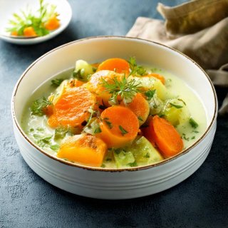 Kohlrabi-Möhrengemüse in Schnittlauchrahmen