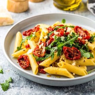 Mediterrane Pasta mit getrockneten Tomaten & Rucol