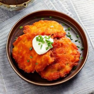 Möhren-Puffer mit schnittlauch Skyr