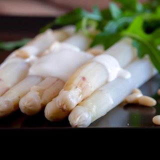 Ofen-Spargel mit Tahin-Soße