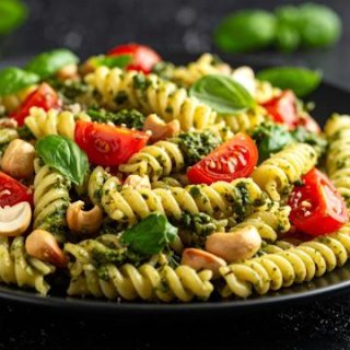 Pasta mit Cashew-Basilikum-Pesto & Ofentomaten