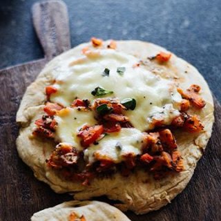 Gegrillte Tomaten-Mozzarella-Pizza