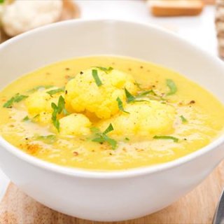 Fruchtige Blumenkohl-Curry-Suppe