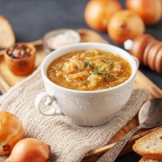 Zwiebelsuppe mit Miso und knusprigem Gewürzbrot