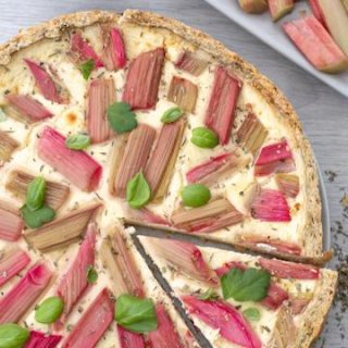 Herzhafter Rhababer-Käsekuchen