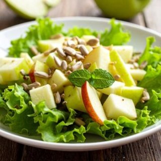 Salat mit Apfel & Sonnenblumenkernen