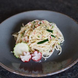 Spaghetti mit Radieschen-Zucchini-Salsa
