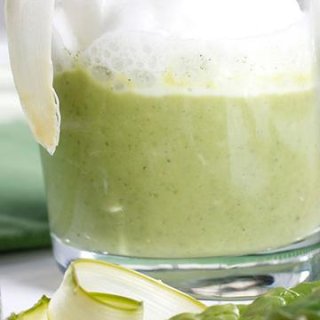 Grüne Spargelcreme mit Milchhaube