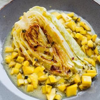 Geschmorter Spitzkohl mit Mango-Kokossauce
