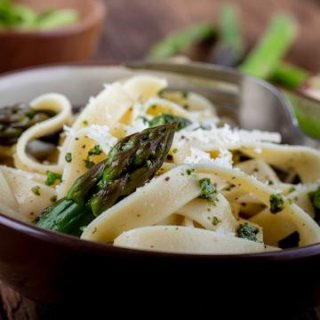 Tagliatelle mit grünem Spargel-Pesto