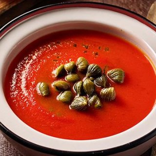 Tomatensuppe mit frittierten Kapern