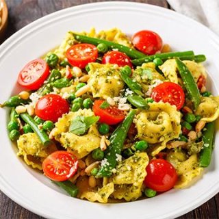 Tortellini mit Zuckerschoten und Tomaten