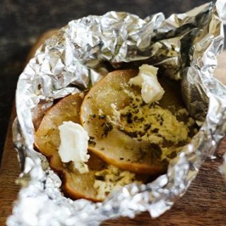 Apfel-Käse-Päckchen mit Kräutern