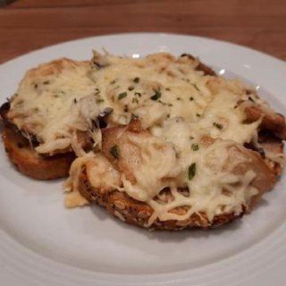 Überbackene Kräuterseitlinge auf Röstbrot