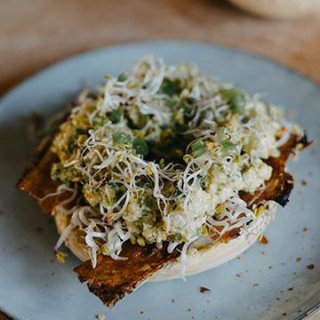 Veganer Bagel "Bacon & Egg"