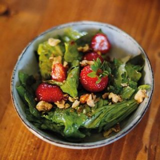 Bataviasalat mit Erdbeeren
