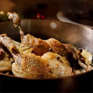 Entenkeulen mit Weißkohl und Kartoffeln