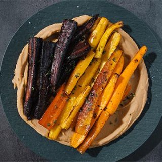 Geröstete Karotten auf Bohnenpüree