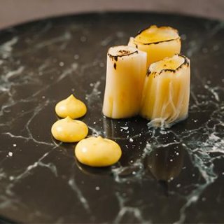 Gerösteter Lauch mit veganer Safran-Aioli