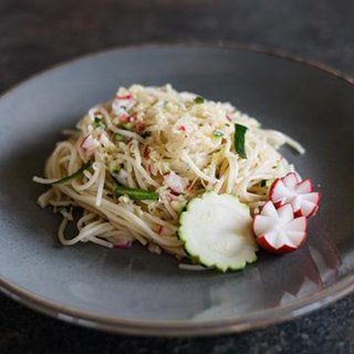 Spaghetti mit Radieschen-Zucchini-Salsa