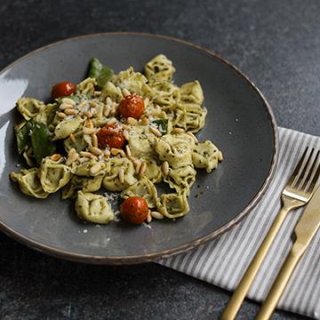 Tortellini mit Zuckerschoten und Tomaten