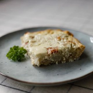Zwiebelkuchen vom Blech (Hefeschnellmethode)