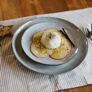 Tonkabohnen-Panna Cotta auf Apfel-Carpaccio