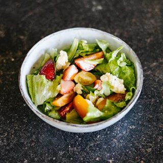 Bunter Tomatensalat mit Erdbeeren