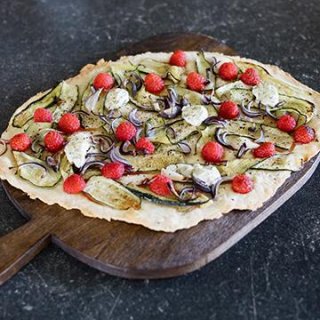 Zucchini-Himbeer-Flammkuchen