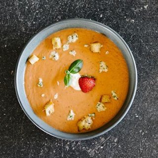 Tomaten-Erdbeer-Suppe mit Croutons