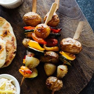 Kartoffelspieße mit Paprikabutter und Orangendip