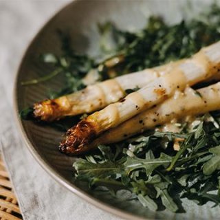 Gerösteter Ofen-Spargel mit Zitronen-Tahin-Sauce
