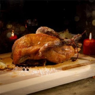 Perlhuhn mit Mandelplätzchen und Bittersalat